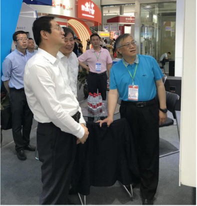 省委常委、西寧市委書(shū)記王曉蒞臨第十九屆青洽會(huì)青海物產(chǎn)展位參觀