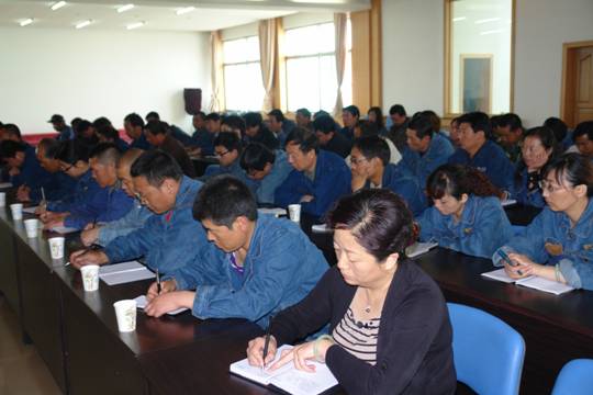 青海物產(chǎn)工業(yè)投資有限公司、青海長(zhǎng)春炭素有限公司召開貫徹省第十二次黨代會(huì)精神學(xué)習(xí)傳